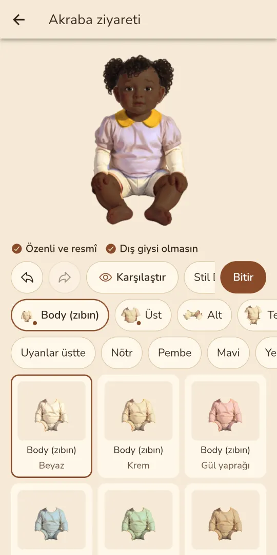 Patik giydirme ekranı: üstte giydirilmiş bebek, altında brif tikleri, Geri al, Karşılaştır ve Bitir düğmeleri, parça türü ve renk çipleri ile renk adı yazan giysi karoları