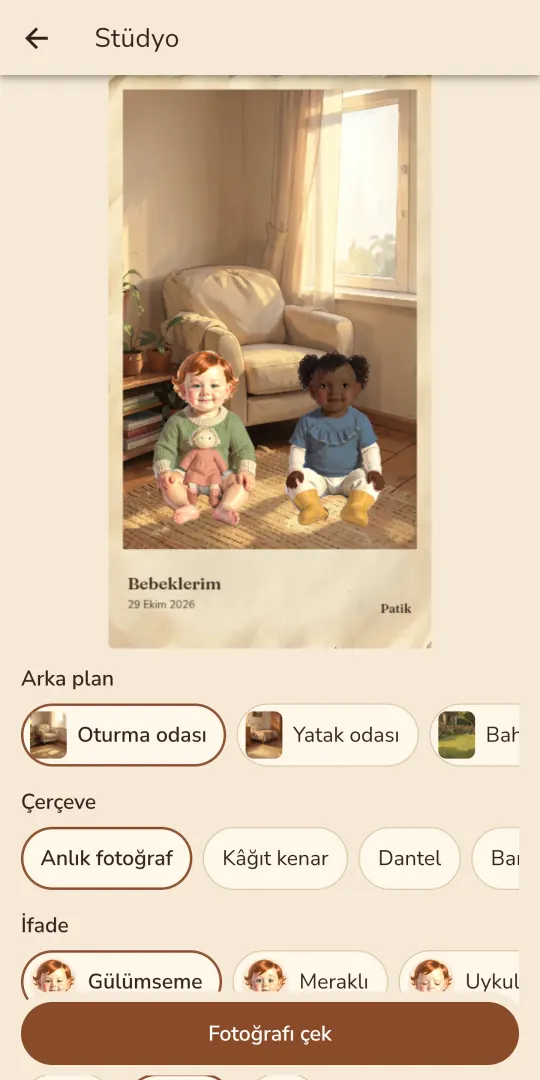 Patik stüdyosu: oturma odasında yan yana oturan iki bebek, biri açık biri koyu tenli; arka plan, çerçeve, ifade ve “yanına bir bebek daha” seçenekleri