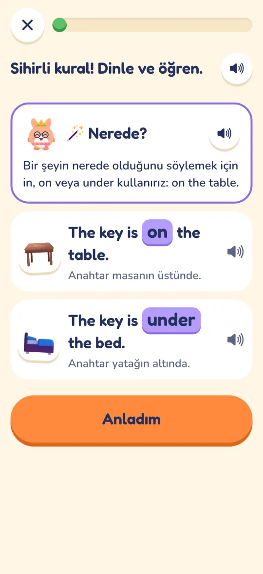 Sihirli kural kartı: nerede olduğunu söylemek için in, on ve under; “The key is on the table” ve “The key is under the bed” örnekleri